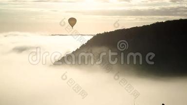 漂浮在晨雾之上的气球，卡斯特劳德，多尔多涅，阿基坦